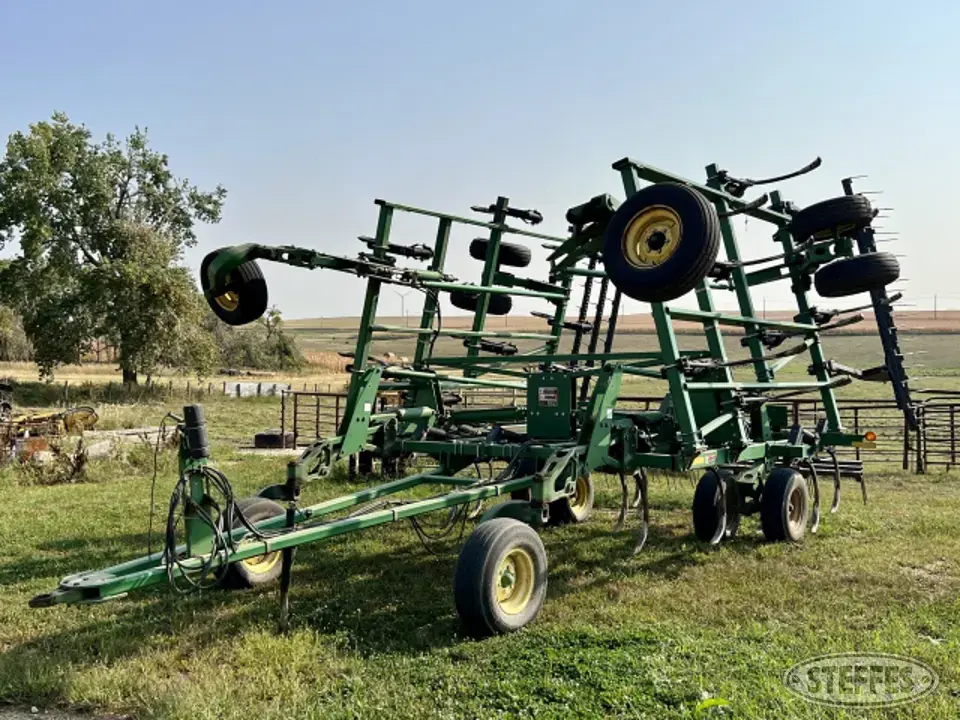 John Deere 2400 Chisel Plow