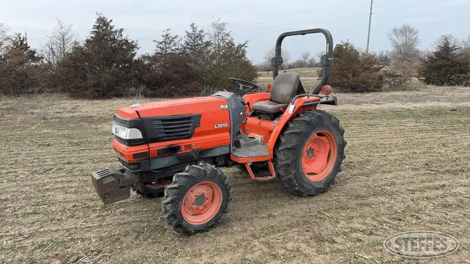 2000 Kubota L3010 MFWD Tractor