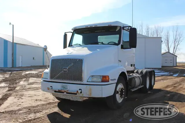 2001 Volvo VN