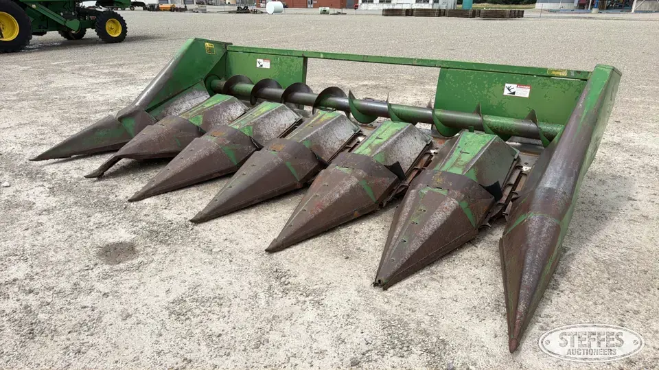 John Deere 643 Corn Head