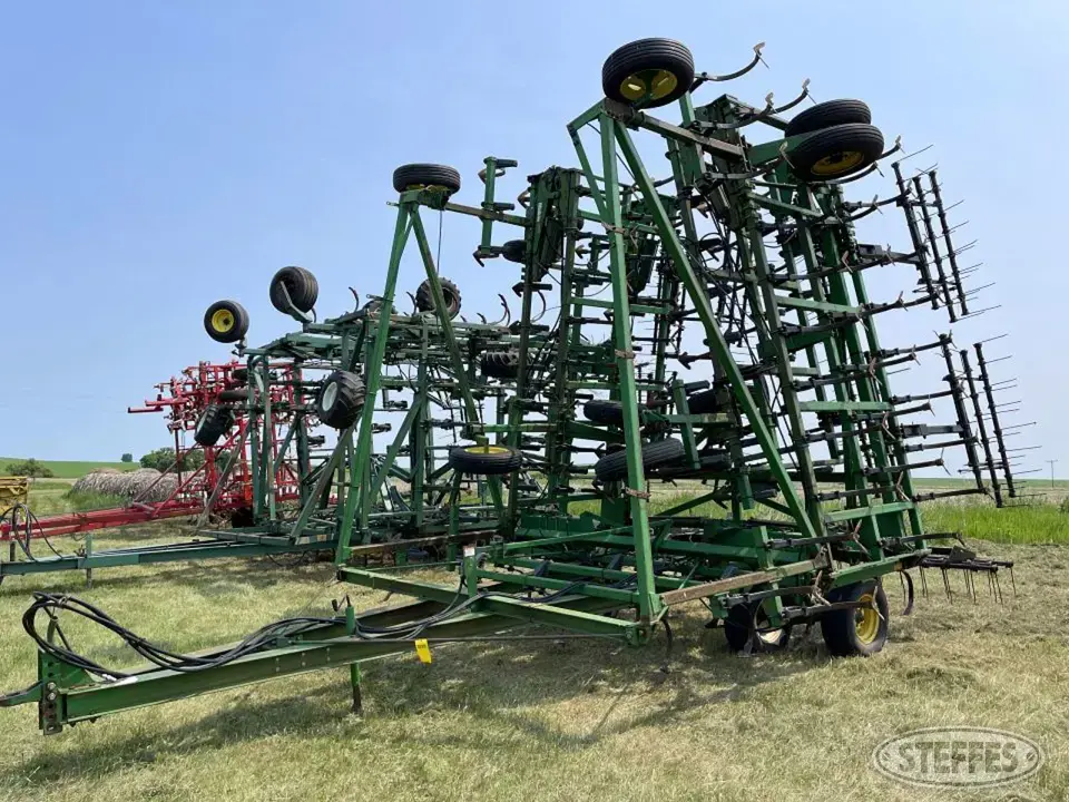John Deere 1060 Field Cultivator