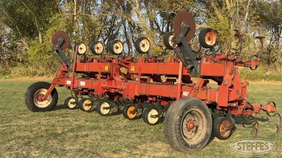 Kewanee 3200 Row Crop Cultivator
