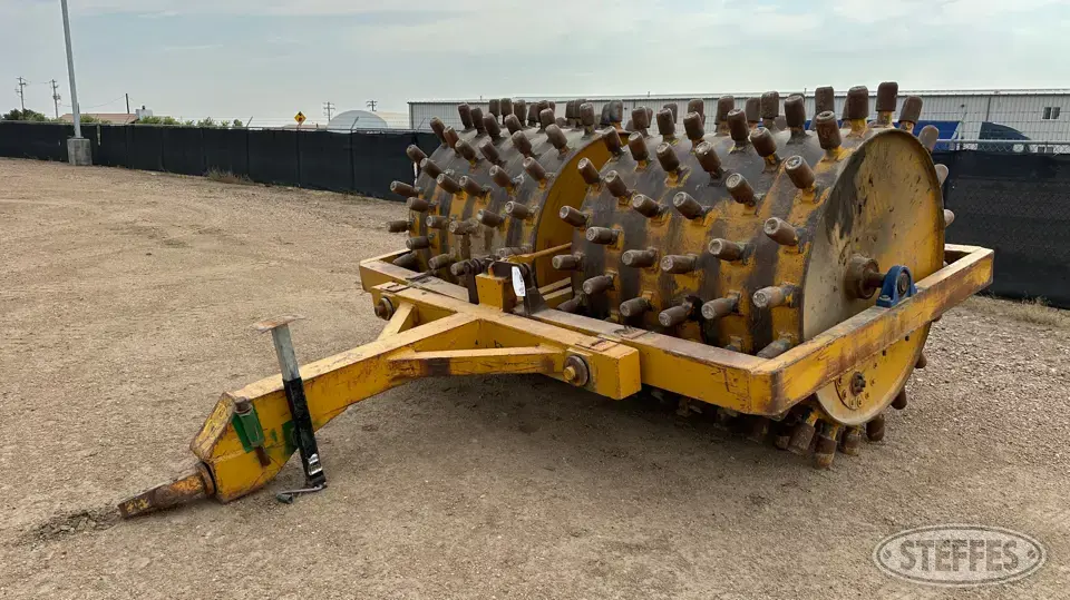 Pull-behind sheepsfoot Pull-Type Padfoot Compactor