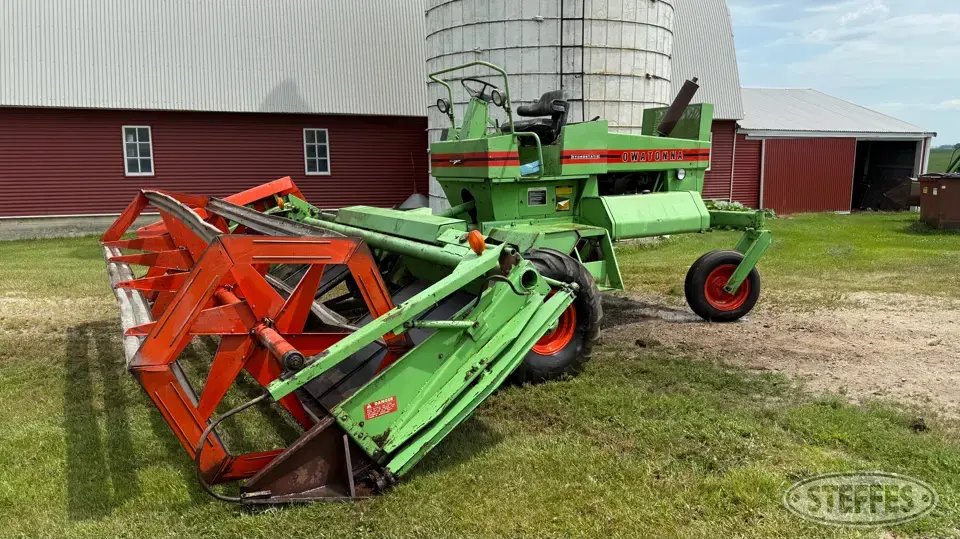 Owatonna 260 Self-Propelled Swather