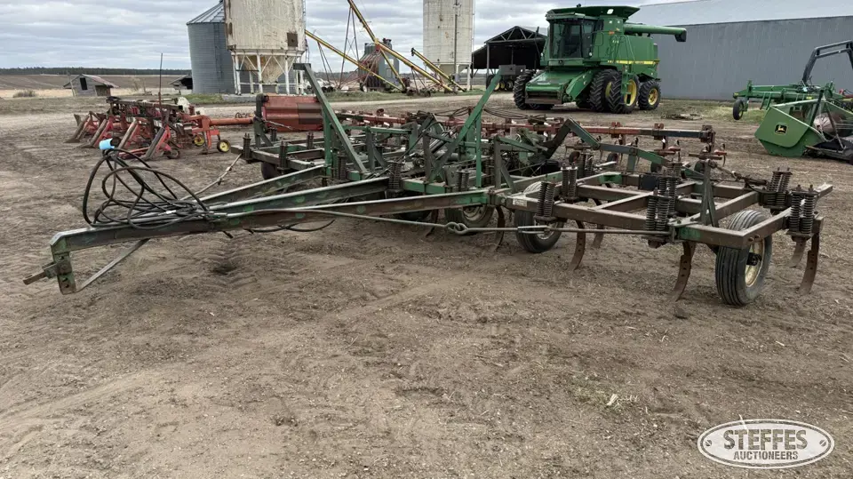 Melroe chisel plow