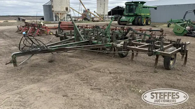 Melroe chisel plow