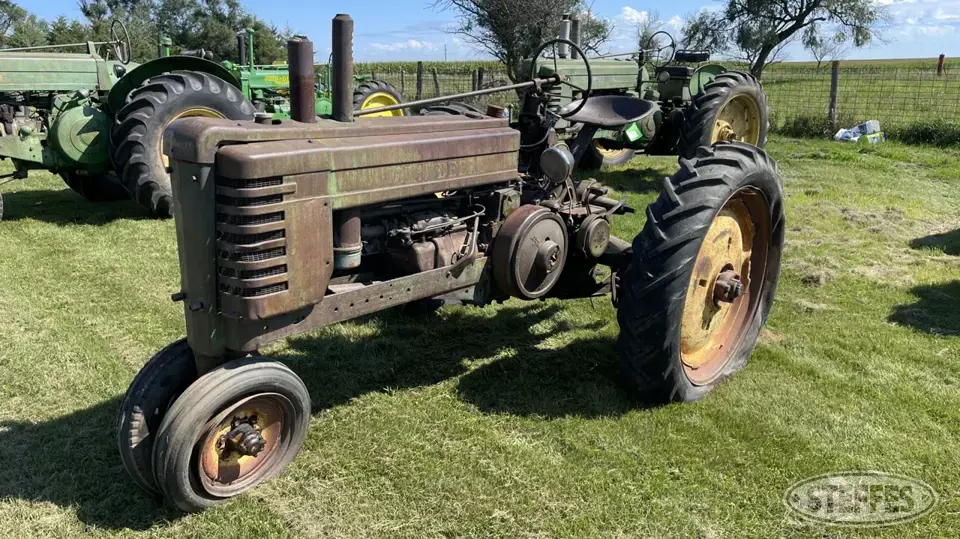 1940 John Deere B Collectible Tractor