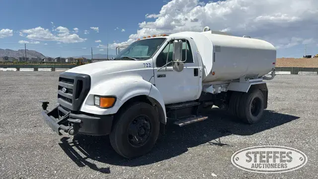 2004 Ford F-750 2,000 gal.