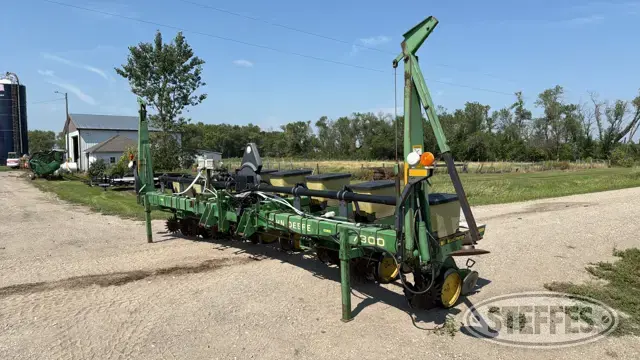 John Deere 7300