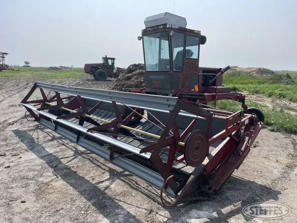 Versatile 400 Self-Propelled Swather