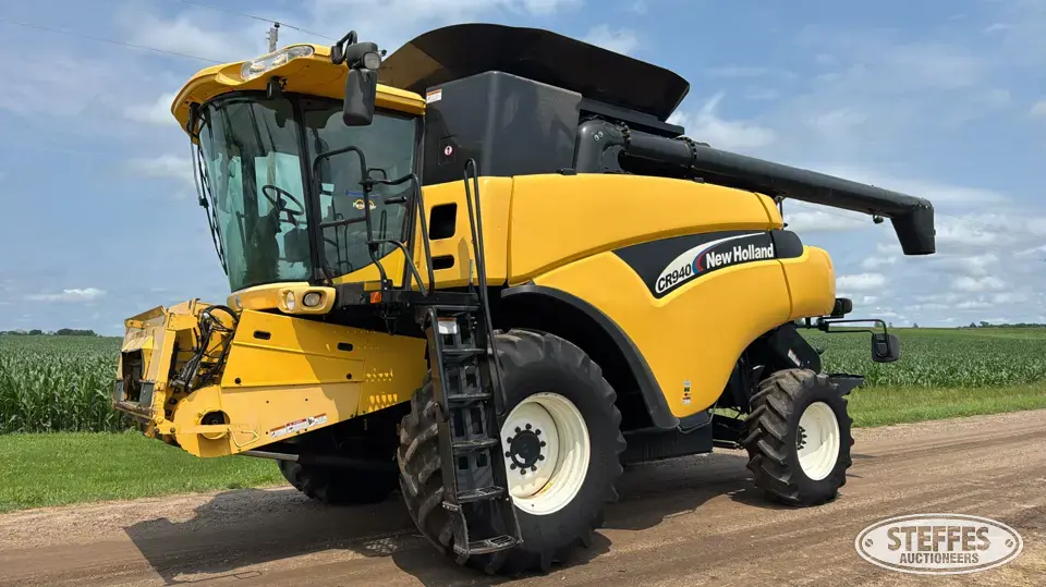 2003 New Holland CR-940 Combine