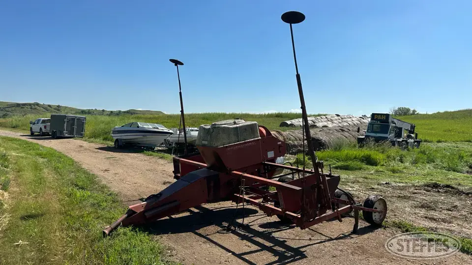 International 400 Cyclo Less Than 12 Row Planter