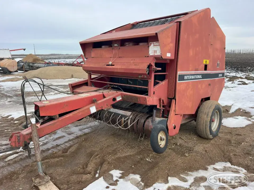 International 3650 Round Baler