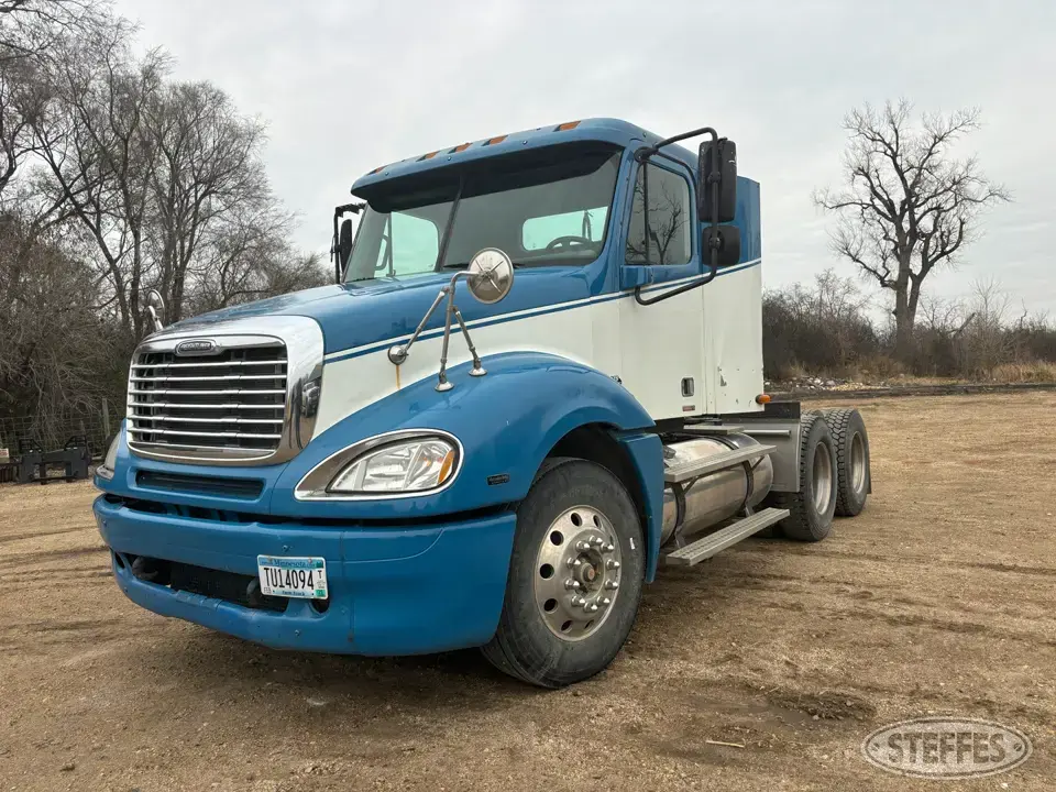 2005 Freightliner Columbia Conventional Truck without Sleeper