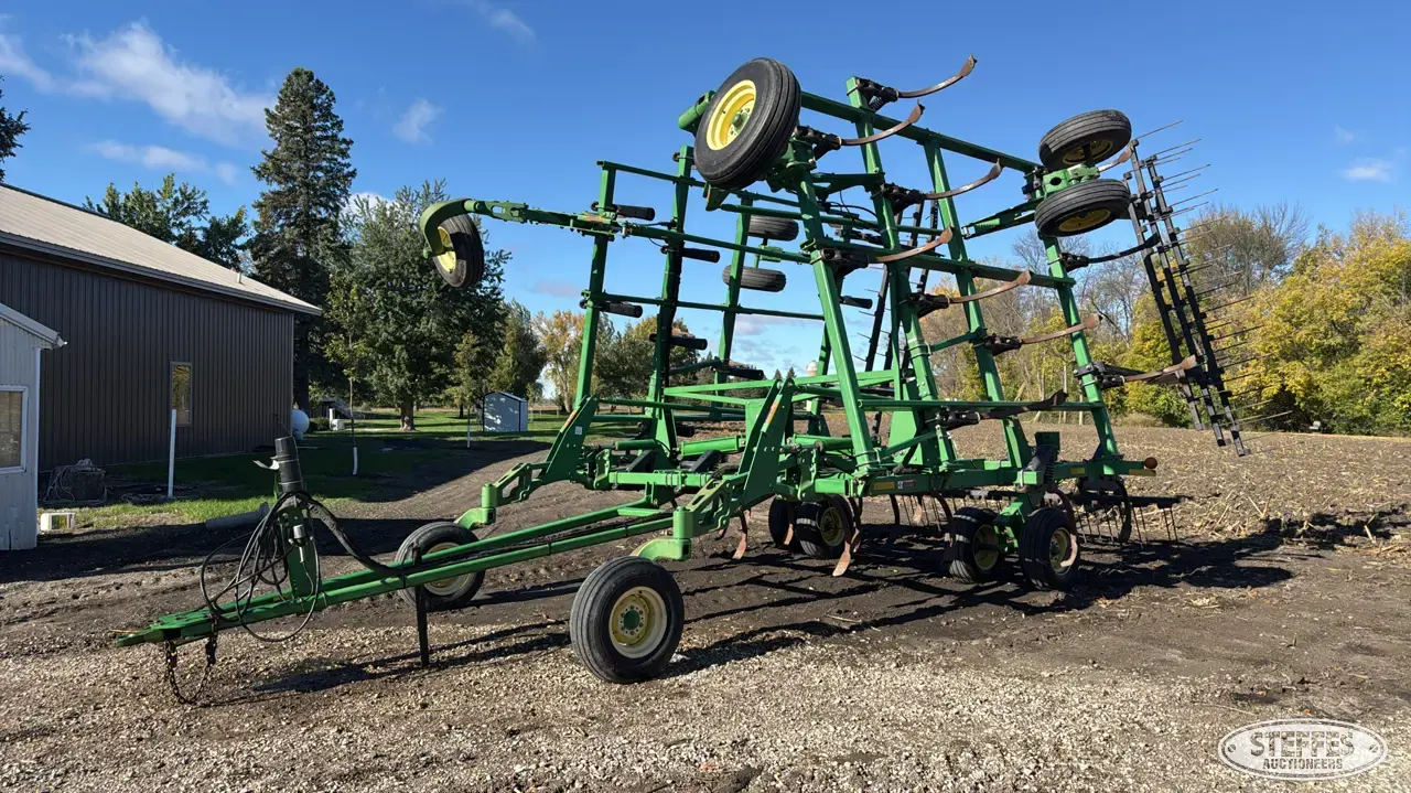 2002 John Deere 2400 Chisel Plow — Lot #3 | Steffes Group