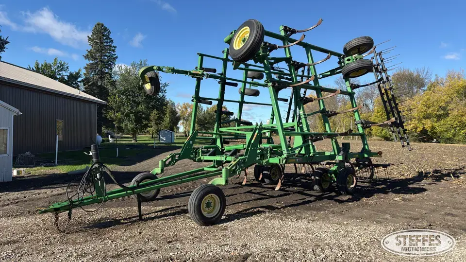 2002 John Deere 2400 Chisel Plow