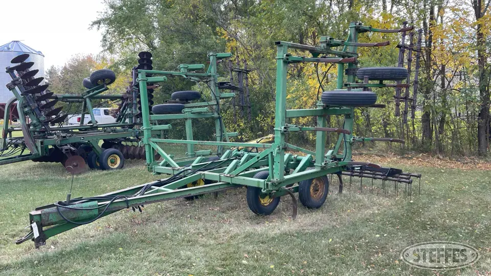 John Deere 1600 Chisel Plow
