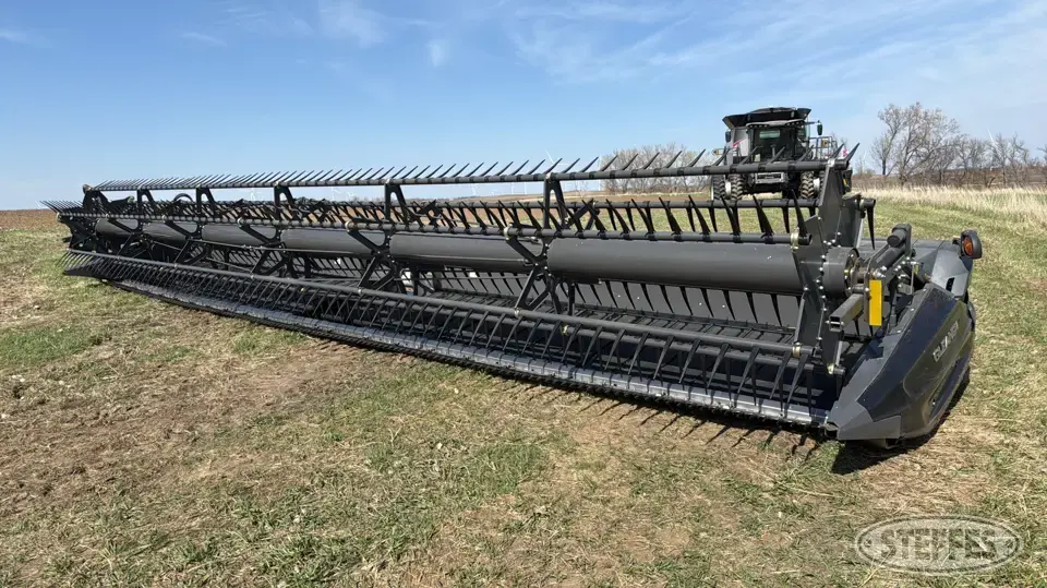 2023 Gleaner 9335 Draper Head