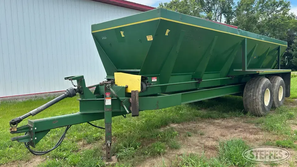 Chandler Pull-Type Dry Spreader
