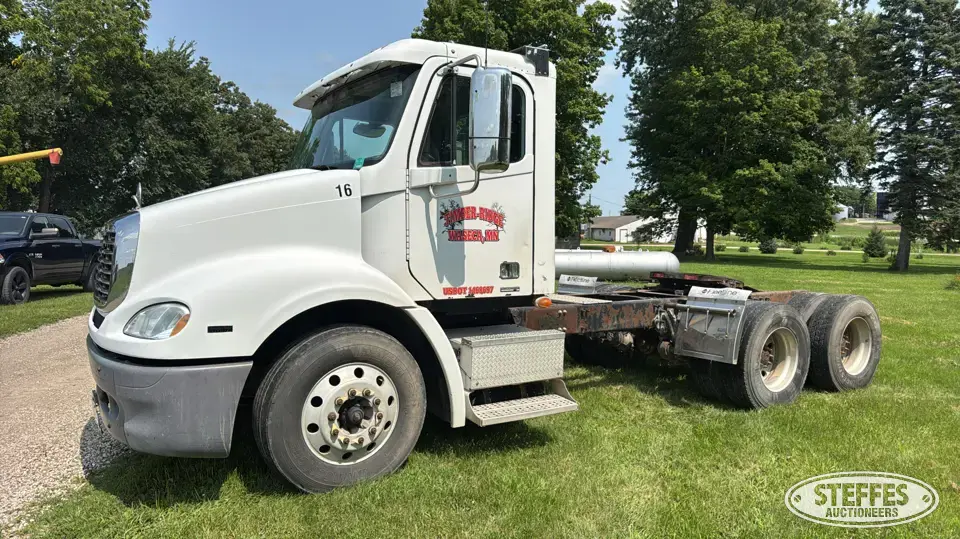 2007 Freightliner Columbia 112 Conventional Truck without Sleeper