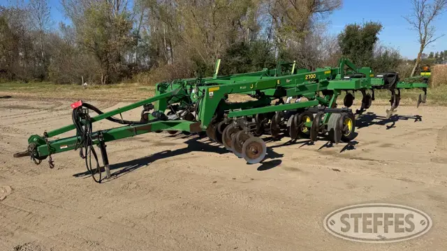 John Deere 2700