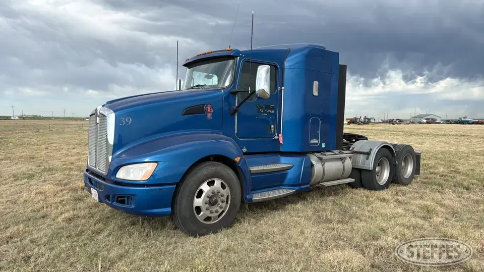 2015 Kenworth T660 Conventional Truck with Sleeper