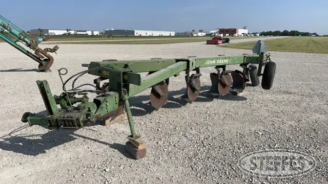 John Deere 2700