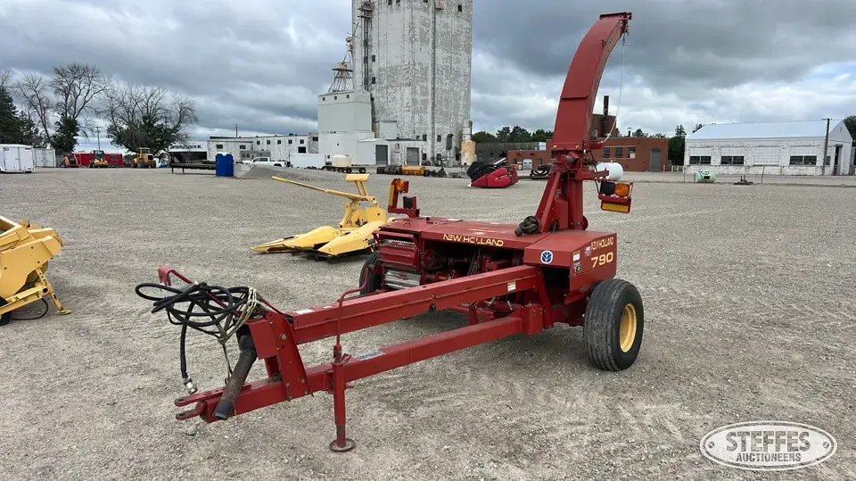 New Holland 790 Pull-Type Harvester