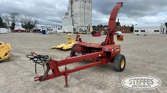 New Holland 790