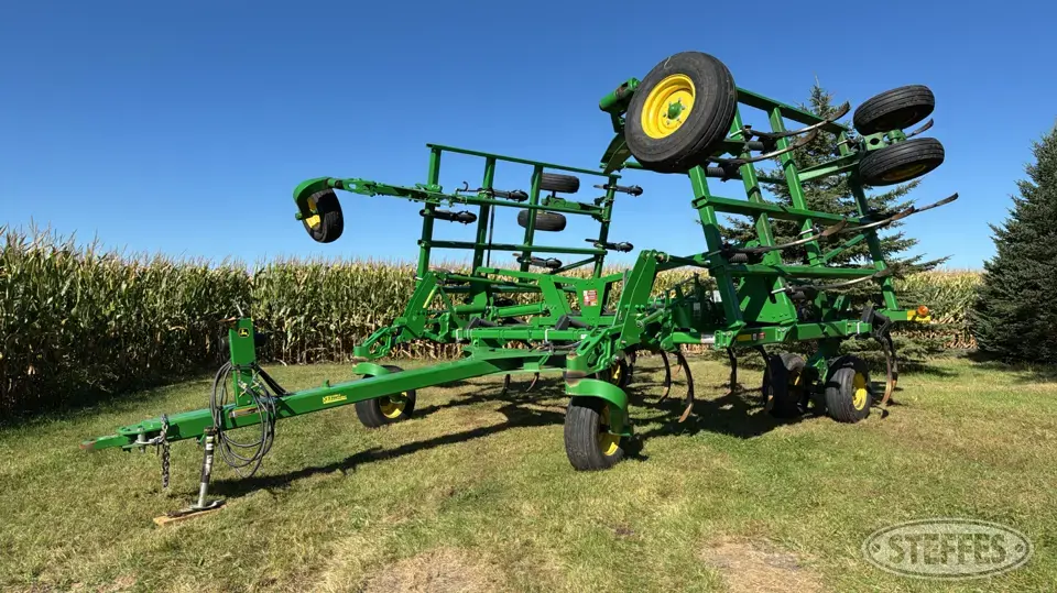 2013 John Deere 2410 Chisel Plow