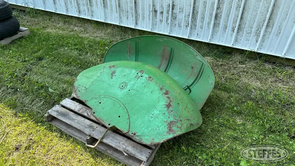 John Deere 4020 rear fenders Ag Equipment Part