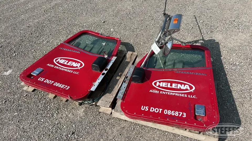 (2) International 9400 doors Truck-Trailer Part