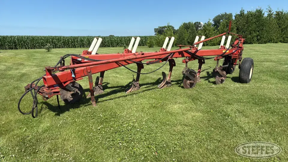 International 720 Automatic Plow