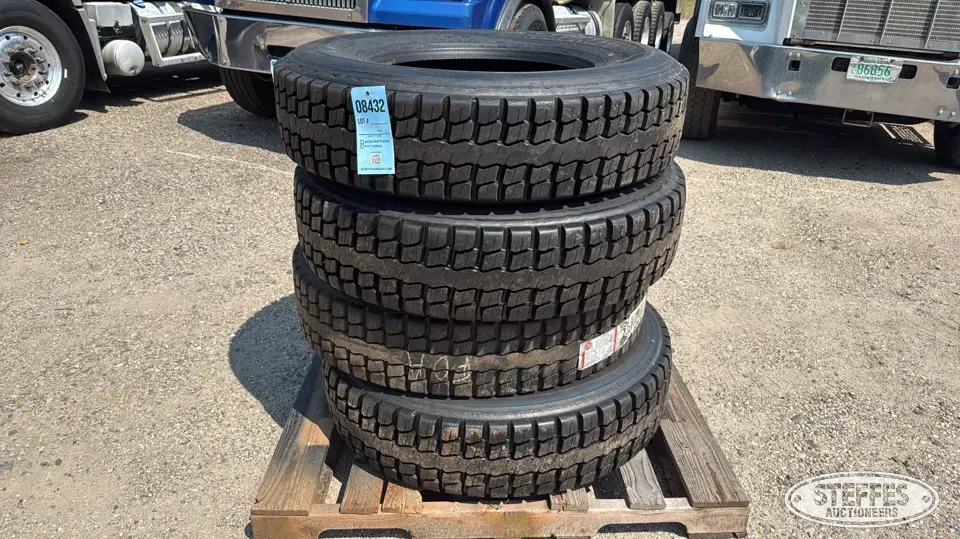 (4) 295/75R22.5 tires Truck Tire