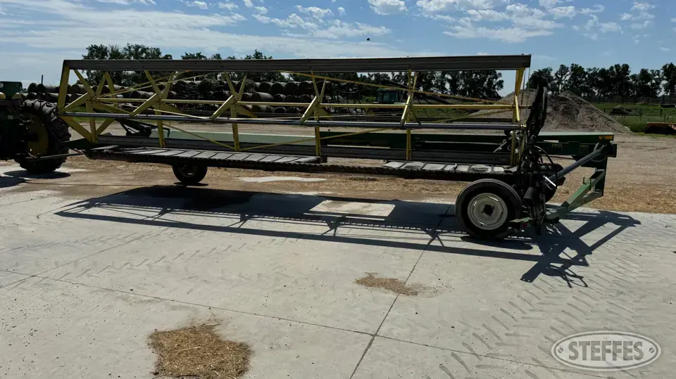 John Deere 580 Pull-Type Swather