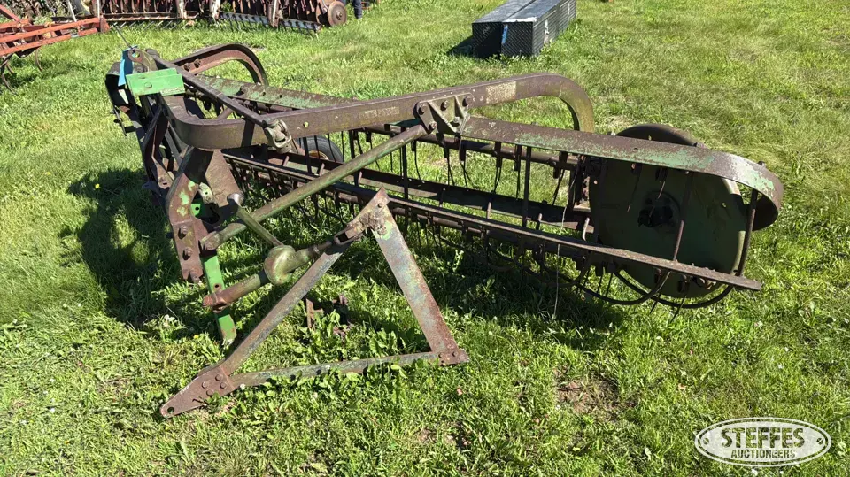 John Deere 350 Rake
