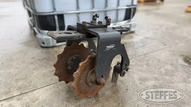 (24) Yetter 2968 dual fertilizer openers