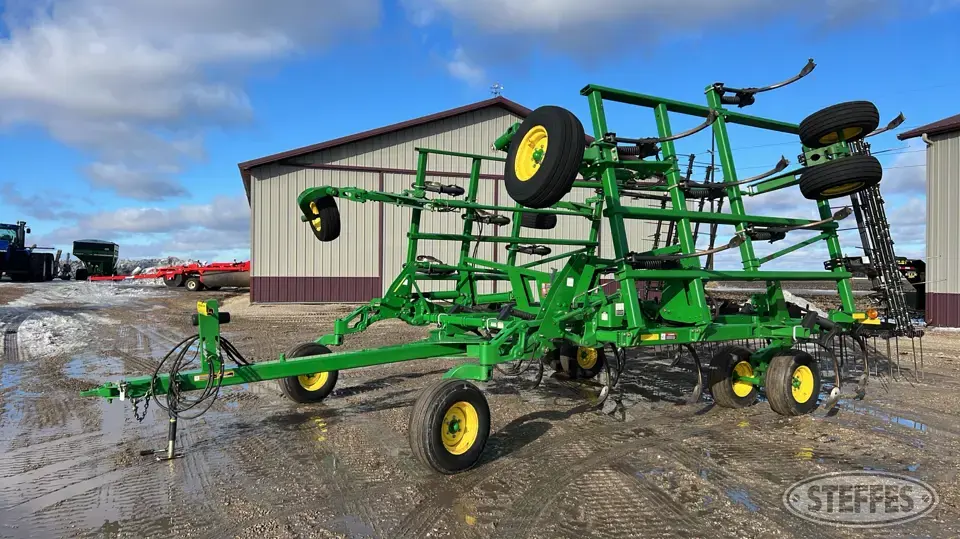 2011 John Deere 2410 Chisel Plow
