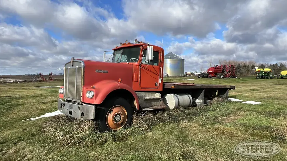 1977 Kenworth T600 Cab and Chassis Truck