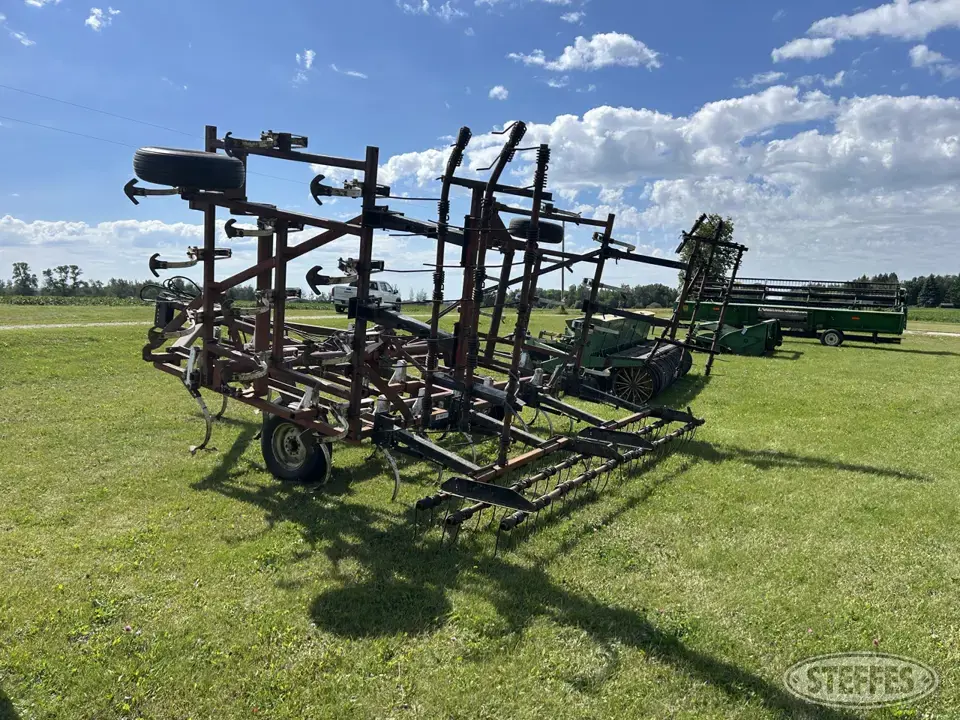 Wil-Rich 13FCW Field Cultivator