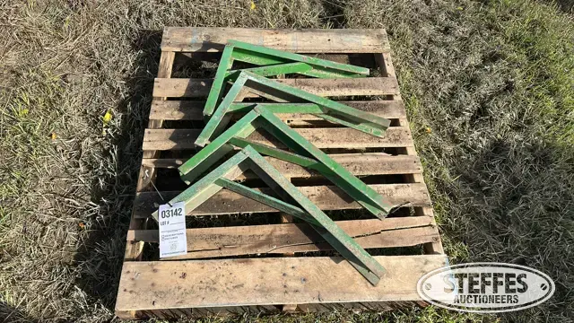 (4) Metal brackets