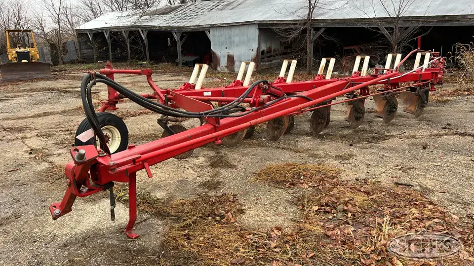 International 710 Automatic Plow