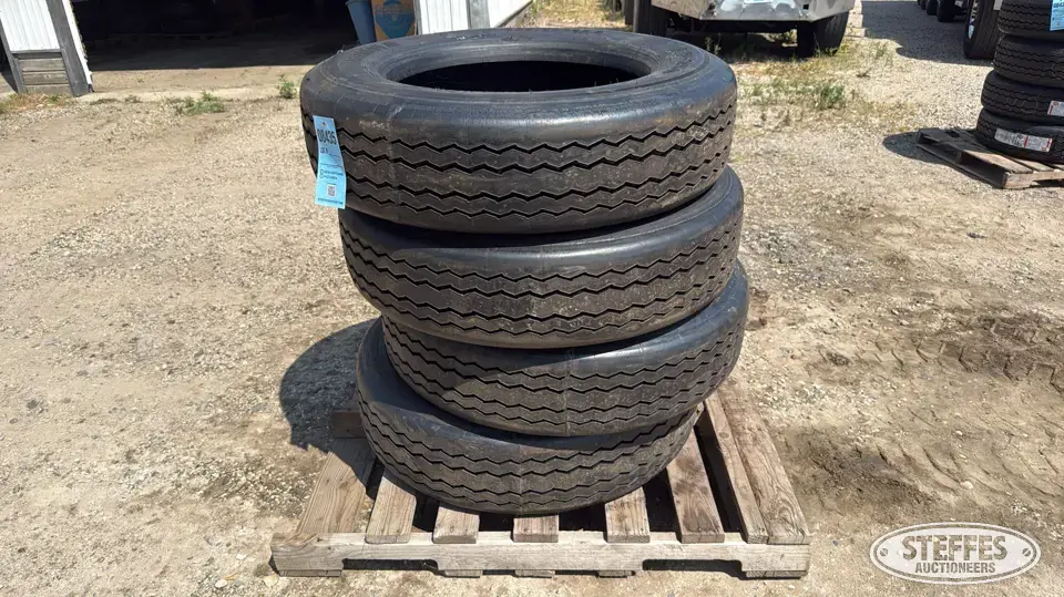 (4) 255/70R22.5 tires Truck Tire