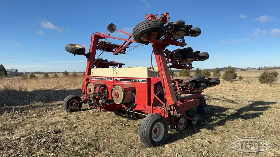 International 800 Cyclo Air 12 or More Row Planter