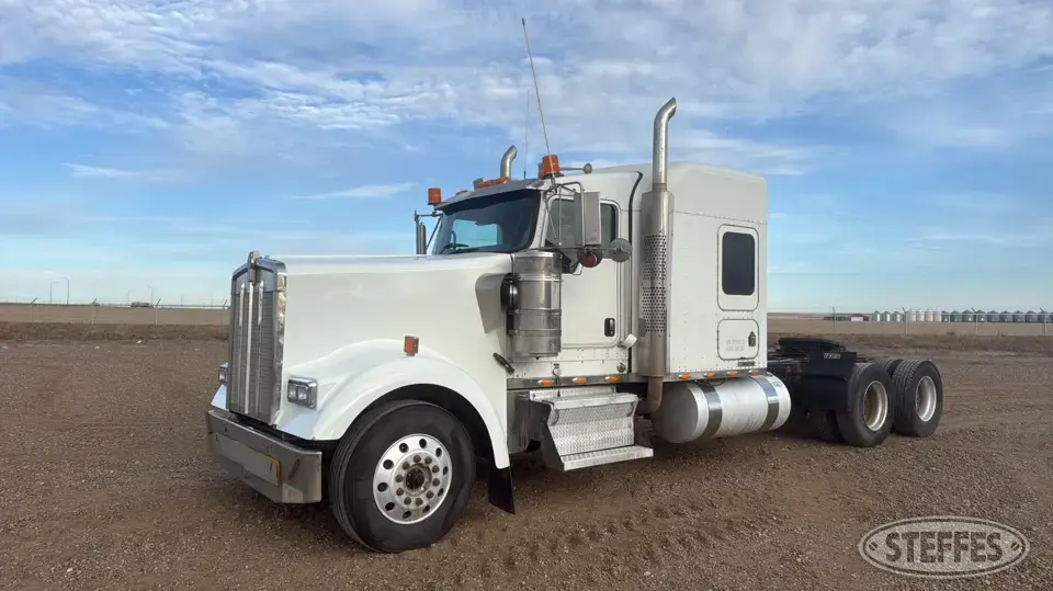 2007 Kenworth W900 Conventional Truck with Sleeper