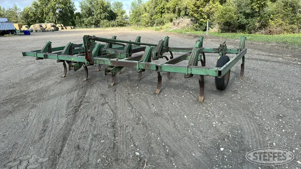 John Deere 1600 Chisel Plow