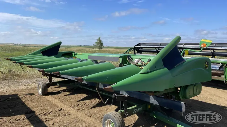 2005 John Deere 893 Corn Head