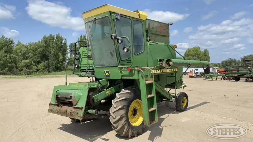 John Deere 4400 Combine