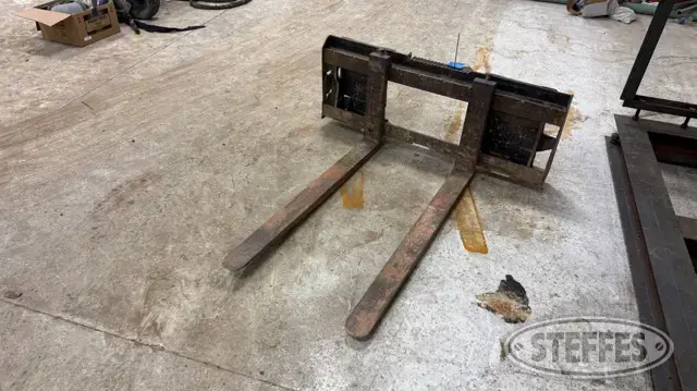 Bobcat pallet forks