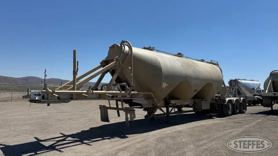 2005 Heil 1,240 cu. ft. Pneumatic Trailer
